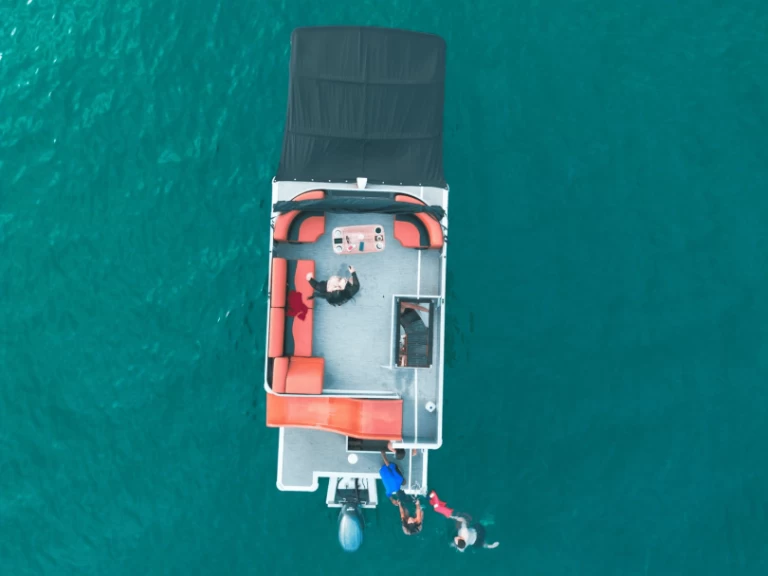 Pronájem Jachta Custom Made s licencí