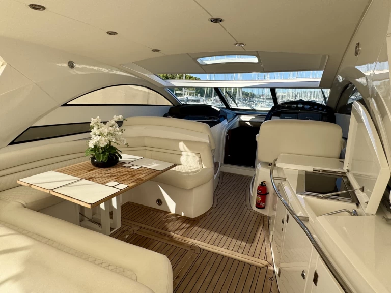 Pronájem Motorová loď Sunseeker s licencí