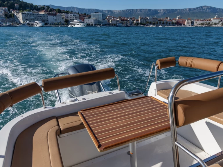 Ris Marine 850 Luxury jednotlivci a charterové společnosti v Split