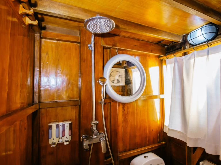 Pronájem lodi Labuan Bajo lákavé ceny Phinisi Boat