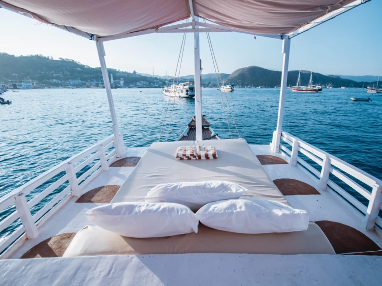 Pronájem lodi White Pearl 02 Phinisi Boat v Labuan Bajo na Samboatu