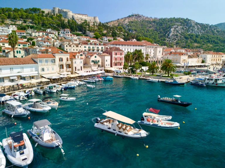 Pronájem lodi Split lákavé ceny 850 Luxury