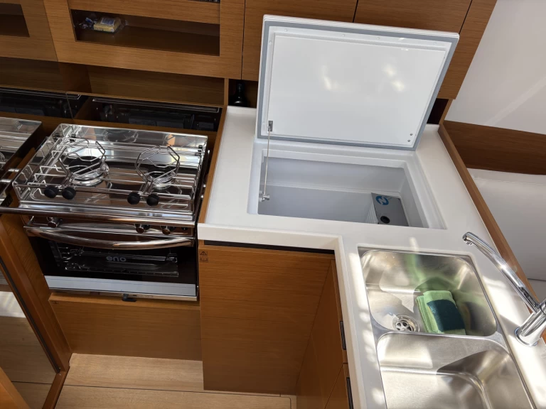 Jeanneau Sun Odyssey 380 jednotlivci a charterové společnosti v Porto di Salerno