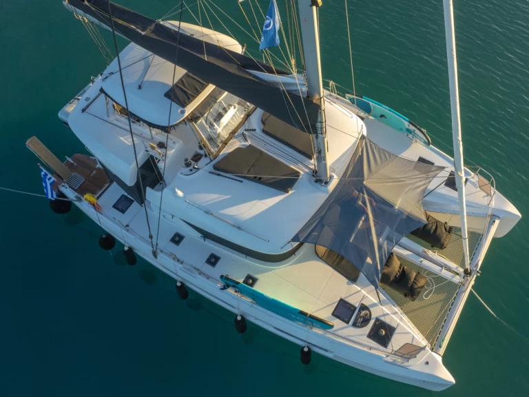 Pronajmout Katamarán se skipperem či ne Lagoon v Alimos