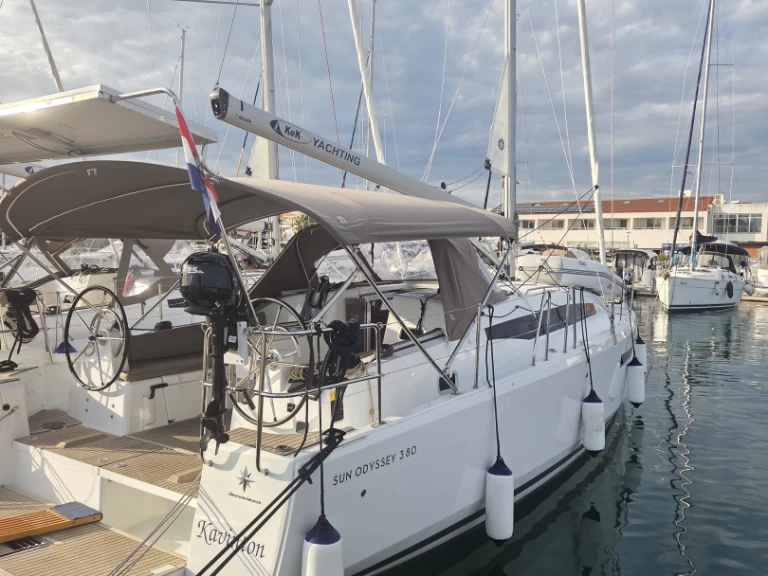 Pronajmout si Jeanneau Sun Odyssey 380 v Pirovac