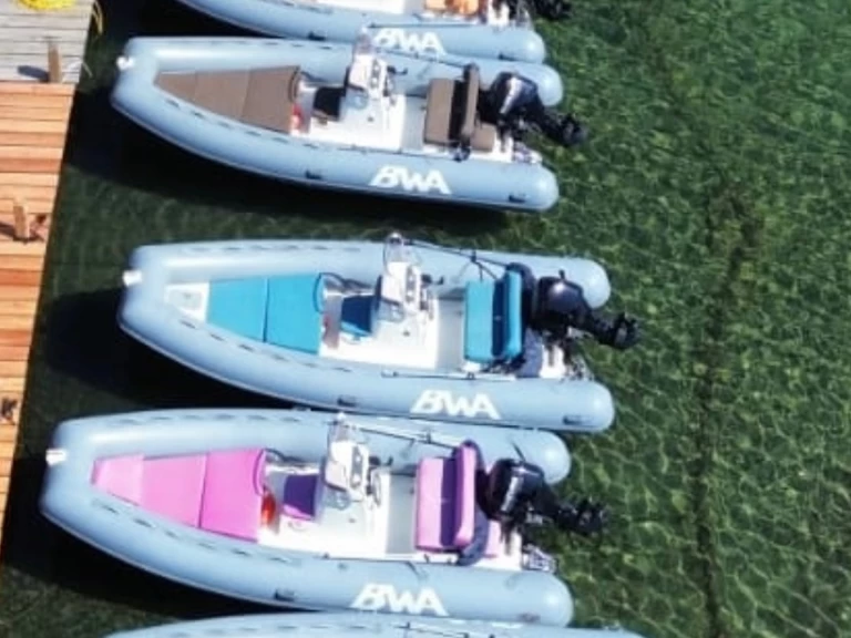 Polotuhá loď k pronájmu v Palau za nejlepší cenu