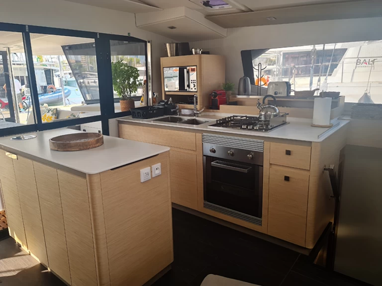 Pronajmout si Fountaine Pajot Aura 51 v Preveza