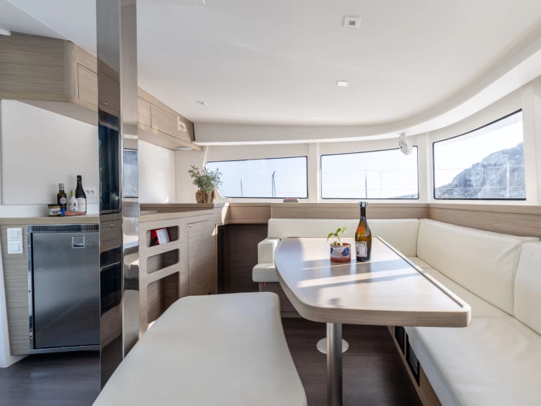 Pronajmout Katamarán se skipperem či ne Lagoon v Alimos