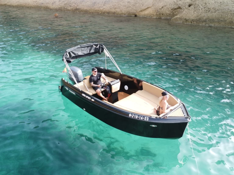 Mareti 585 jednotlivci a charterové společnosti v Sant Antoni de Portmany