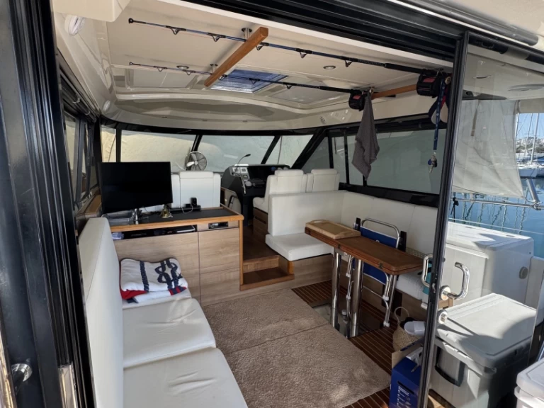 Motorová loď k pronájmu v Marina Delta Kallithea za nejlepší cenu