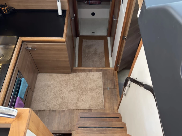 Pronajmout si Sealine C48 v Marina Delta Kallithea