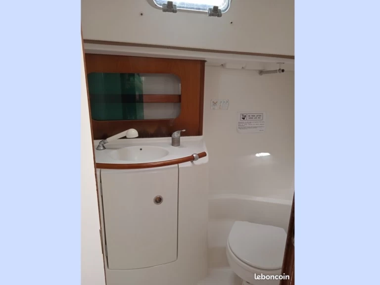 Bénéteau Oceanis 331 Clipper jednotlivci a charterové společnosti v Ajaccio