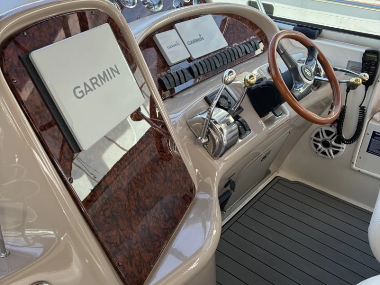 Pronájem lodi Miami lákavé ceny Sea Ray 410 Sundancer