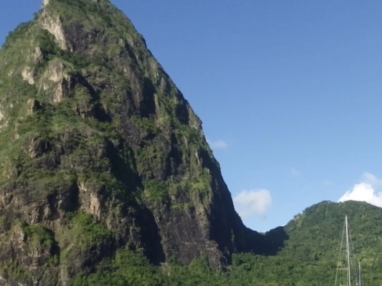 Pronájem lodi Fort-de-France lákavé ceny Sloop one design