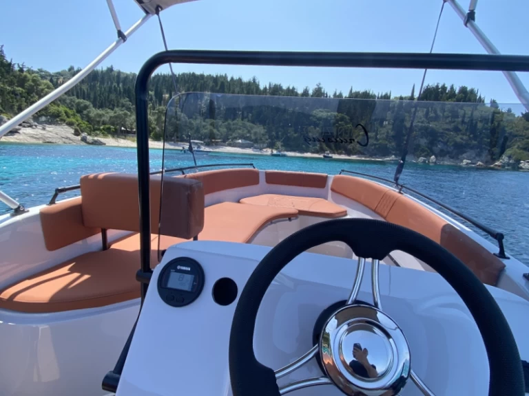 Pronajmout Motorová loď se skipperem či ne Nireus v Lákka