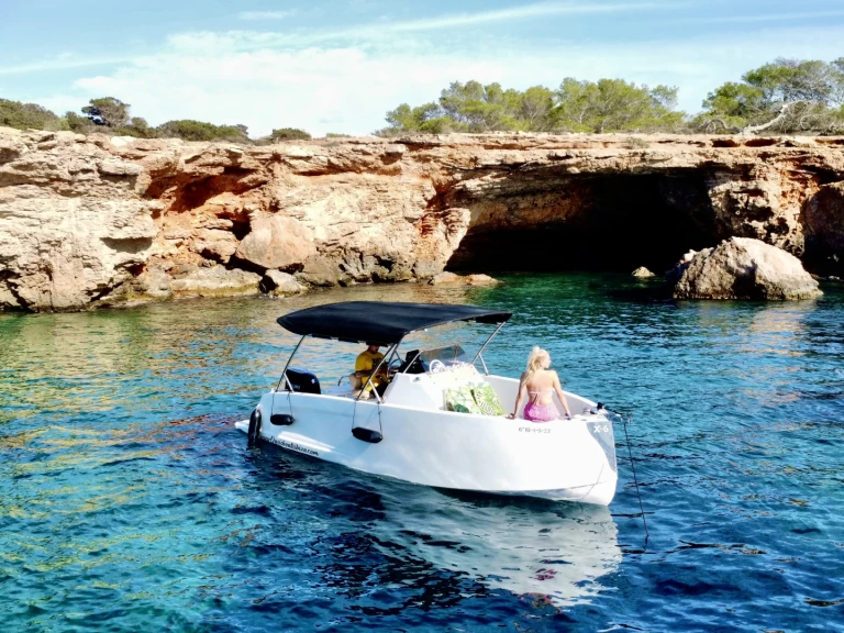 Cattleya X6 jednotlivci a charterové společnosti v Sant Antoni de Portmany