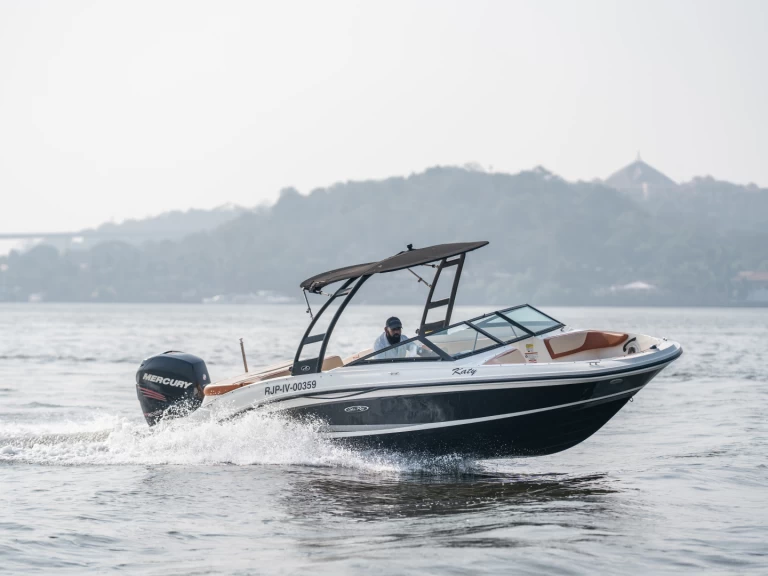 Pronájem lodi Panaji lákavé ceny Sea Ray SPX 210