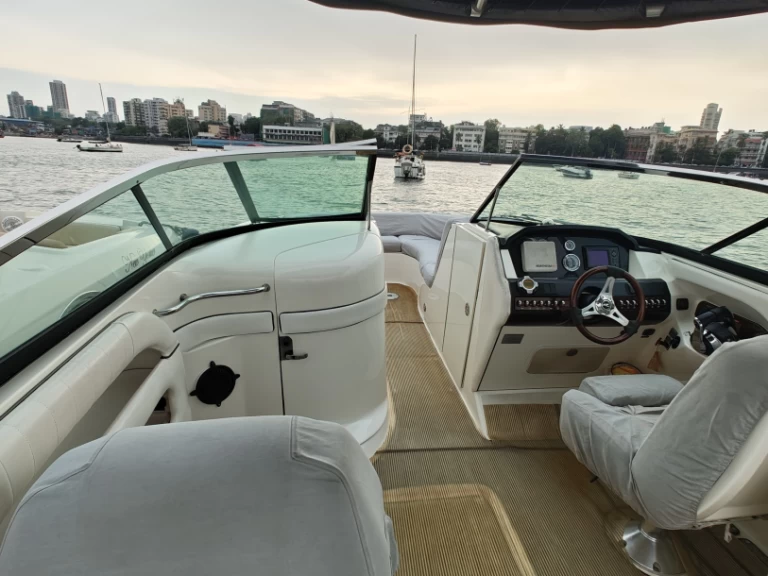 Motorová loď k pronájmu v Mumbai za nejlepší cenu