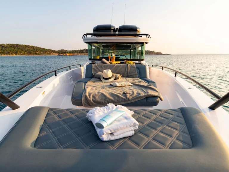 Pronájem lodi Axopar Axopar 37 XC Cross Cabin v Lagonisí na Samboatu