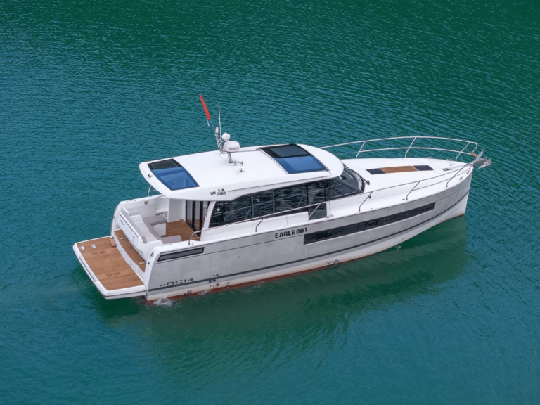 Pronájem Motorová loď Jeanneau s licencí