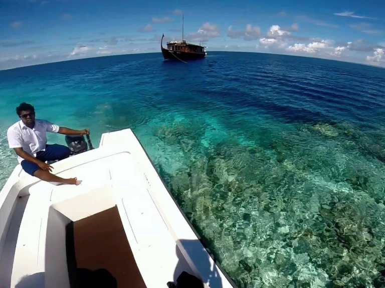 Pronajmout si  Dhoni 6 pax v Male