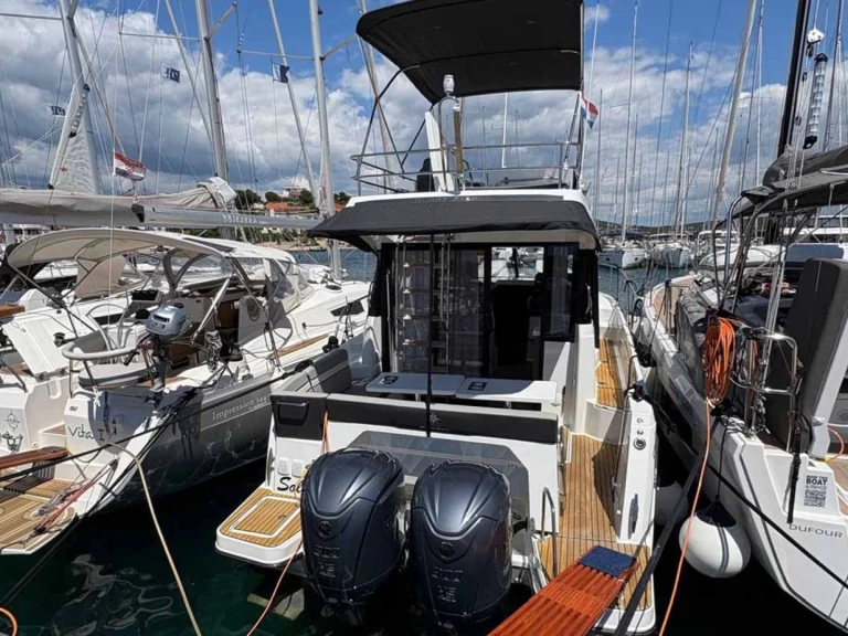 Pronajmout si Jeanneau Merry Fisher 1095 Fly v Murter-Kornati