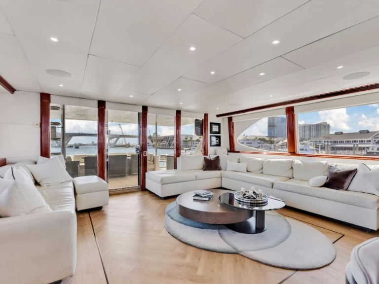 Pronájem Jachta Lazzara s licencí