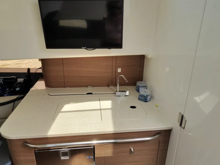 Pronájem Motorová loď Boston Whaler s licencí