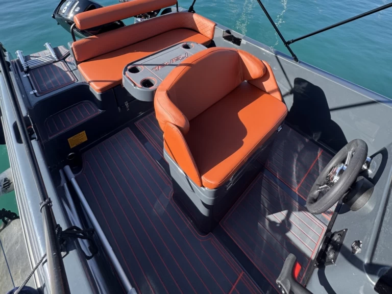 Pronajmout si Karel Ithaca 550 v Agios Nikolaos