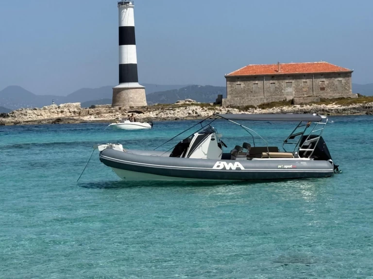 Polotuhá loď k pronájmu v Ibiza Town za nejlepší cenu