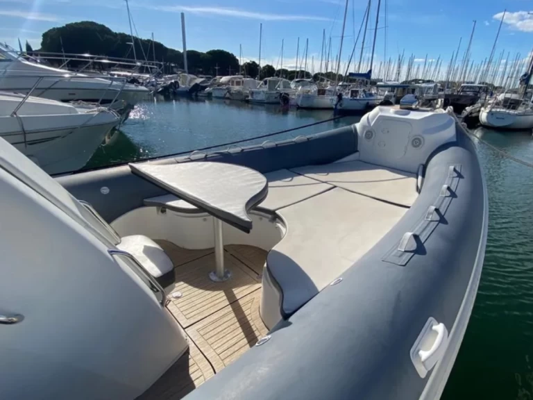 Pronájem Polotuhá loď Nuova Jolly s licencí