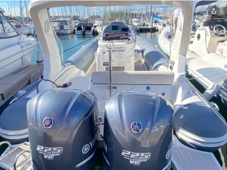 Polotuhá loď k pronájmu v Saint-François za nejlepší cenu