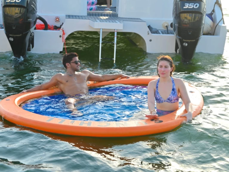 Catamaran 50 ft jednotlivci a charterové společnosti v Dubai