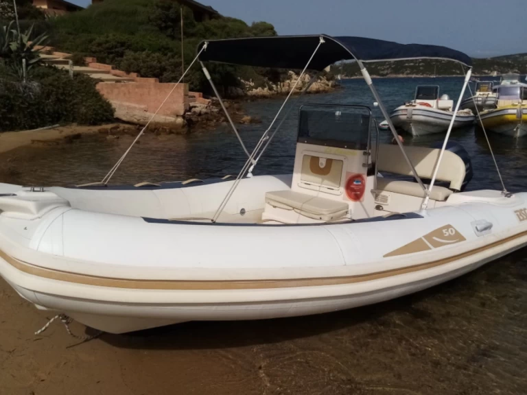 Polotuhá loď k pronájmu v Palau za nejlepší cenu