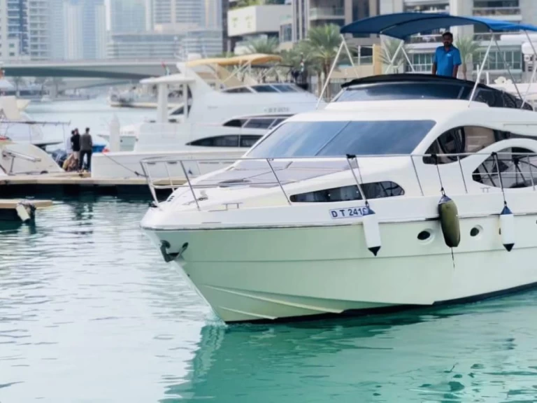 Pronájem Motorová loď Azimut s licencí