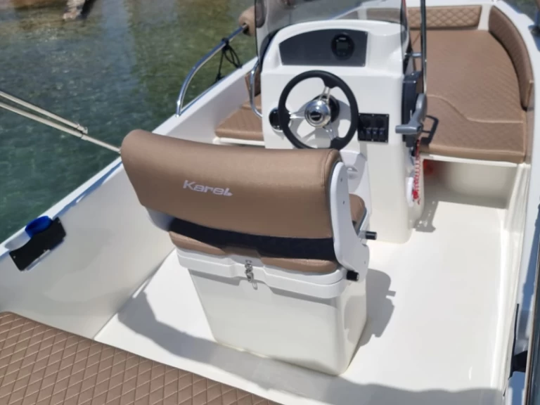 Karel F17 jednotlivci a charterové společnosti v Agios Nikolaos