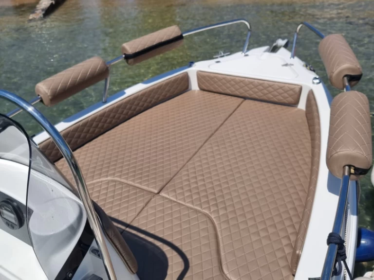 Pronajmout si Karel F17 v Agios Nikolaos