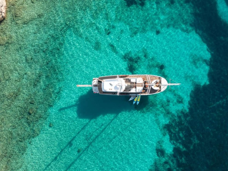 Pronájem lodi Custom Phoenix Bronze v Split na Samboatu