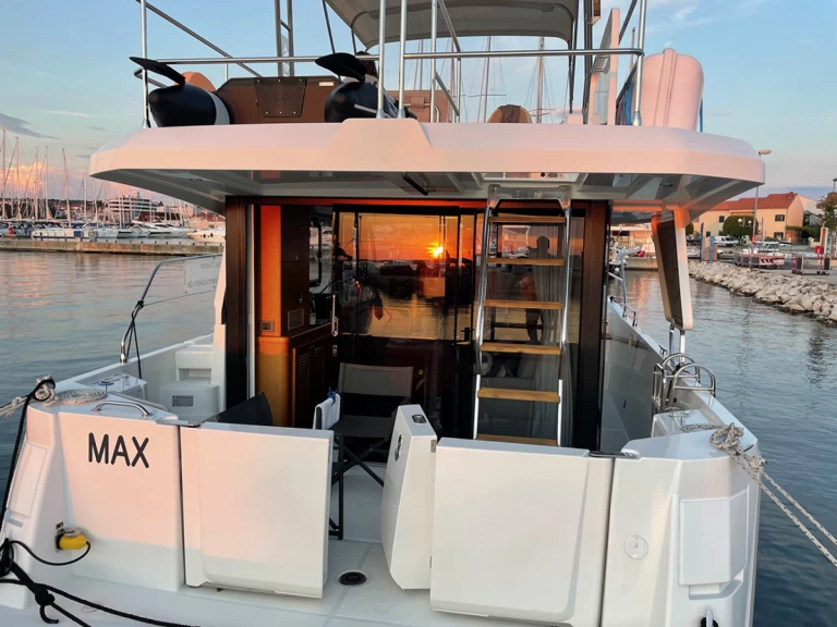 Pronajmout Motorová loď se skipperem či ne Bénéteau v Biograd Na Moru