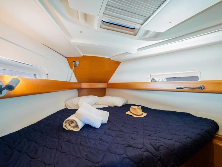 Pronájem lodi Lavrio lákavé ceny Sun Odyssey 409