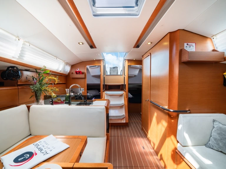 Pronajmout Plachetnice se skipperem či ne Jeanneau v Lavrio