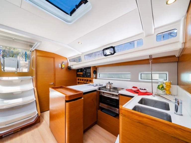 Jeanneau Sun Odyssey 440 jednotlivci a charterové společnosti v Lavrio
