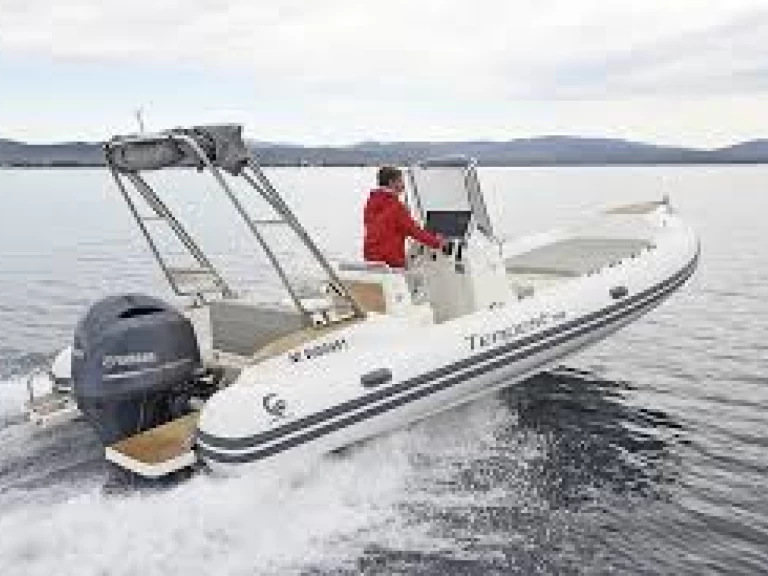 Pronajmout si Capelli CAPELLI TEMPEST 700 v Arzon