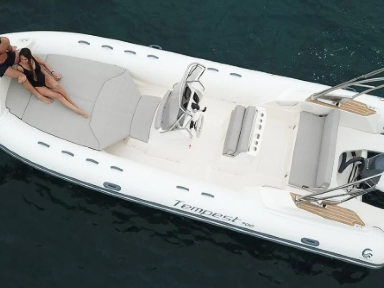 Pronajmout Motorová loď se skipperem či ne Capelli v Arzon