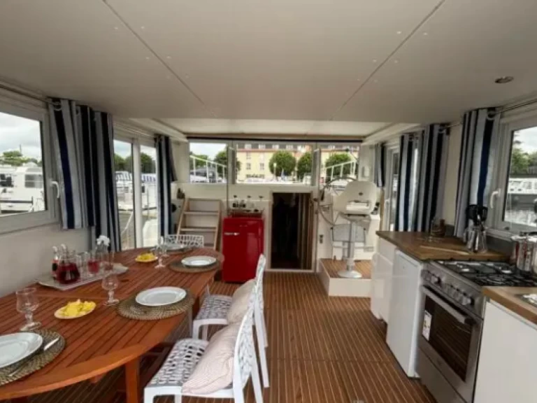 Electrique LaPeniche FS jednotlivci a charterové společnosti v Pontailler-sur-Saône