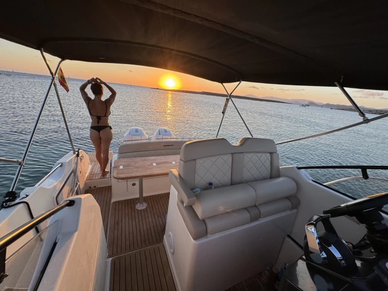 Pronájem lodi Ibiza Town lákavé ceny Activ 875 Sundeck