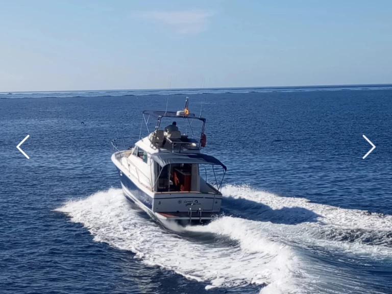 Pronajmout si Bénéteau Antares 10.80 Fly v Roses