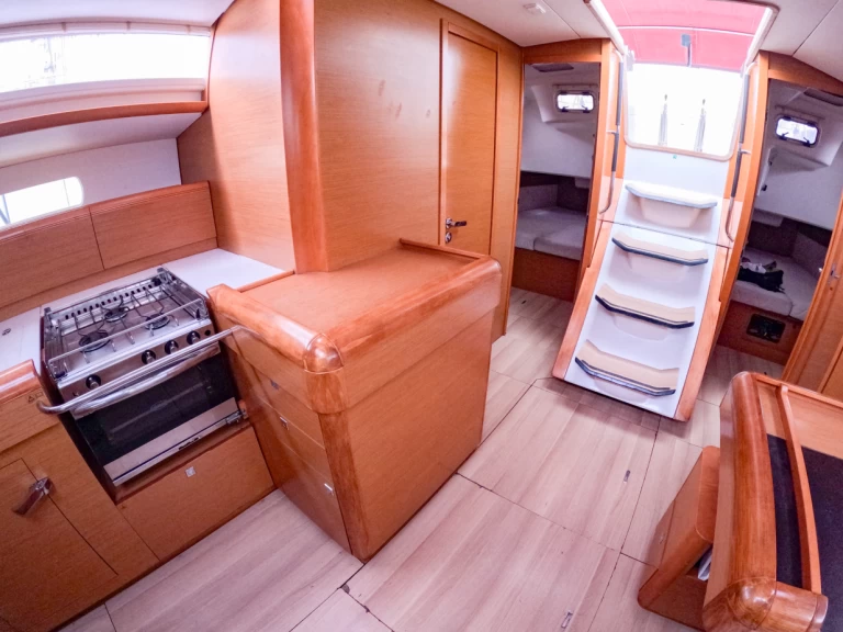 Pronajmout si Jeanneau Sun Odyssey 519 v San Miguel De Abona