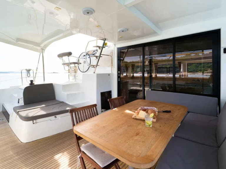 Pronajmout Katamarán se skipperem či ne Lagoon v Pula