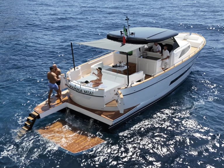 Motorová loď k pronájmu v Neapol za nejlepší cenu